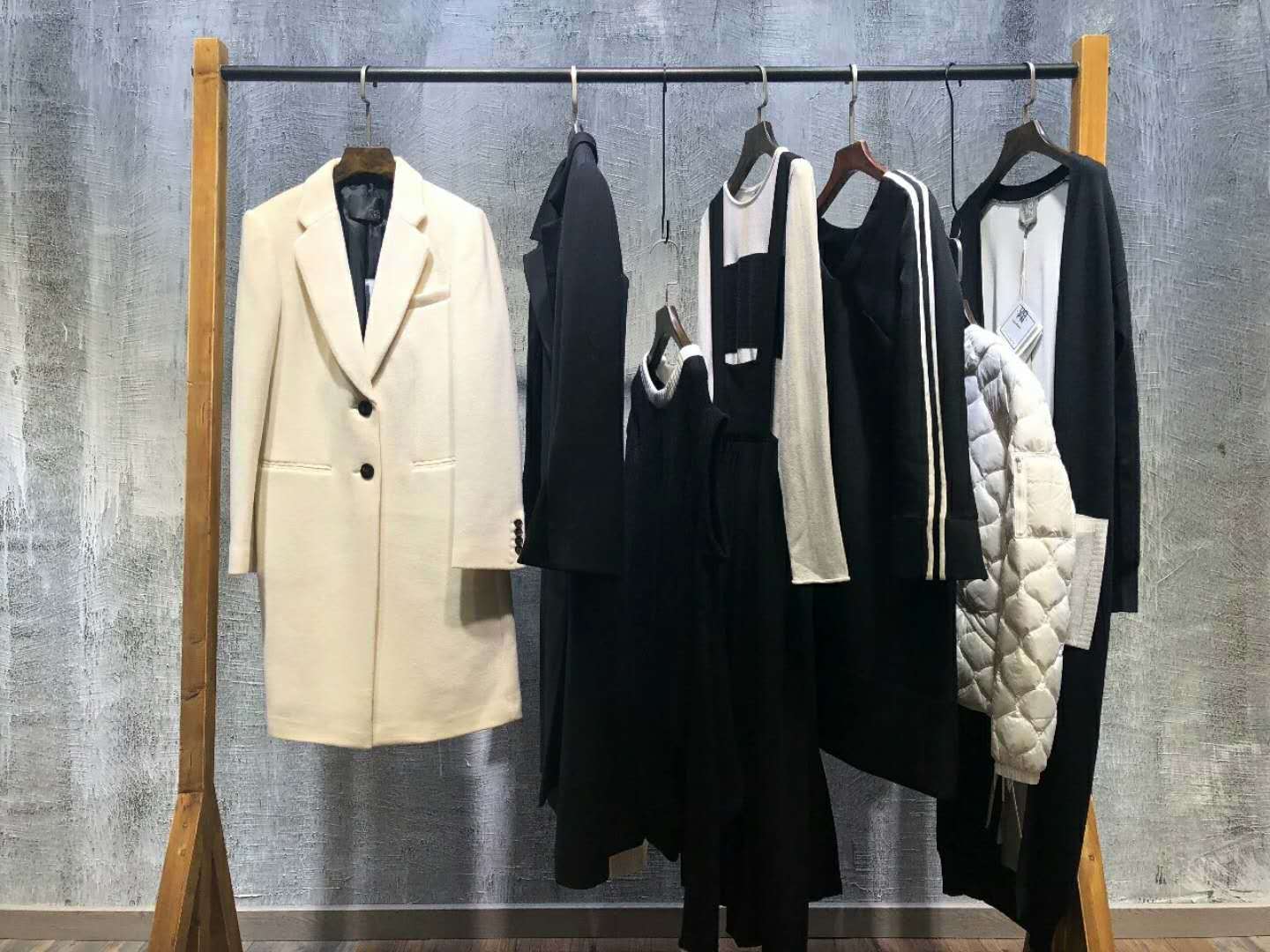 女装店铺陈列艺术 巧思陈列，点亮服饰独特魅力