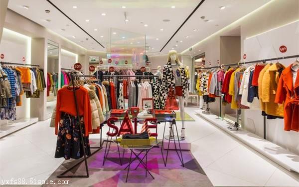 折扣服装店必备的衣服挂版陈列技巧 让店铺焕然一新